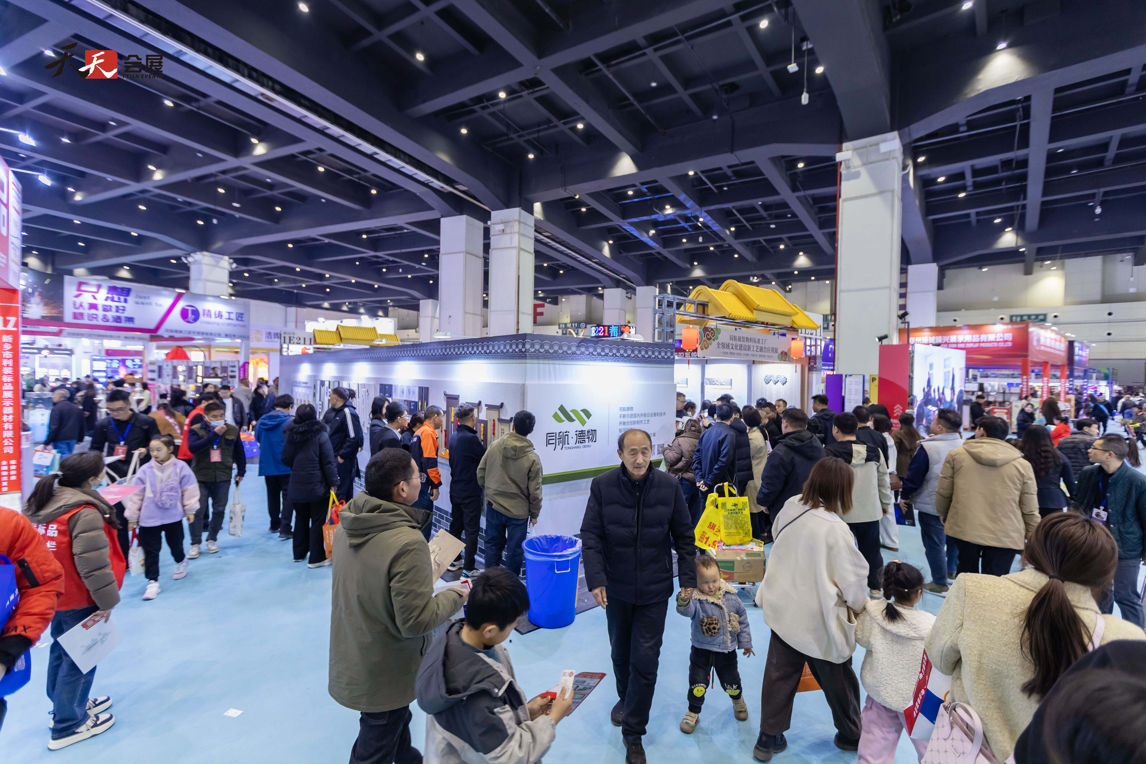 人潮涌動(dòng)，熱鬧非凡|2025春季中原廣告展第二天盛況依舊